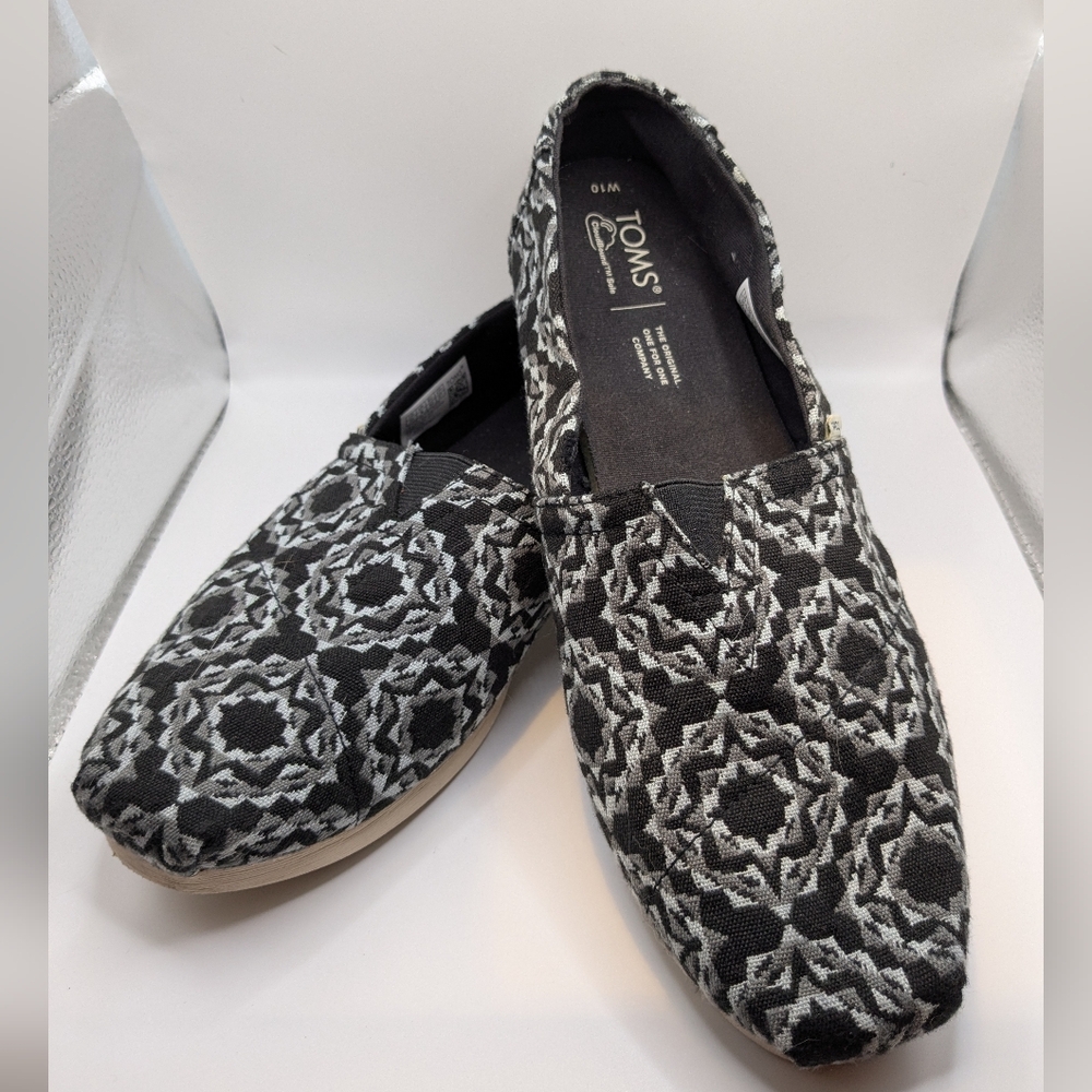 TOMS Women's Black and White Patterned Canvas Slip On Loafers
